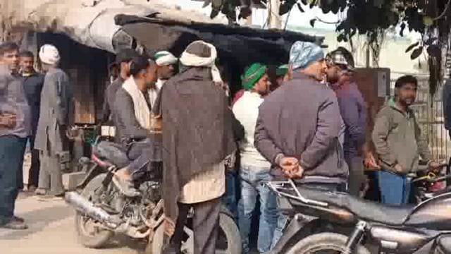 माट के जहांगीरपुर में धरने पर बैठे किसान की तबीयत बिगड़ने से मौत किसानों ने कांटा हंगामा किया प्रदर्शन