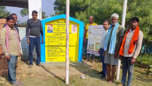 खेल पिच निर्माण कार्य का उप मुखिया ने फीता काटकर एवं नारियल फोड़कर किया शिलान्यास, पीआरएस रहे मौजूद