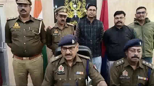 Barabanki Aryavart Gramin Bank kesarganj Mein dosa tir uteron ko Sabhi niransh police ne kiya girftar unke pass Se ginne wali machine aur Bhari Matra mein rupya baramad kiya police adhikshak Dinesh Kumar ki bite