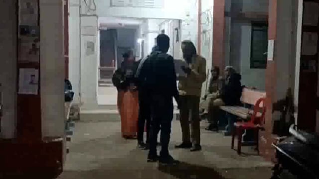 घर के बाहर बैठें वृद्ध व्यक्ति पर चढ़ाया ट्रैक्टर, 2 घायल।