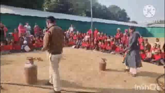 सूर्यगढ़ा -अग्निशमन कर्मी के द्वारा गैस सिलेंडर में आग लगने पर बचाव को लेकर बच्चों को दी गई जानकारी।