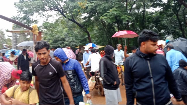 ଯୋରନ୍ଦା ହାଟରେ ମହଙ୍ଗା ହେଲା ପରିବା ମାର୍କେଟରେ ବର୍ଷା ରେ ଭିଜି କିଣିଲେ ସ୍ଥାନୀୟ ଲୋକେ ହନ୍ତସନ୍ତ 