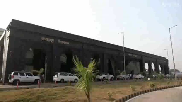 नूतन मंत्रिमंडळ स्थापन झाल्यावर कोल्हापूरला पहिल्यांदाच आगमन झालेले नूतन मंत्री हसन मुश्रीफ व प्रकाश आबिटकर यांचे जिल्हा प्रशासनाचे वतीने पुष्पगुच्छ देऊन कोल्हापूर विमानतळावर स्वागत करण्यात आले.