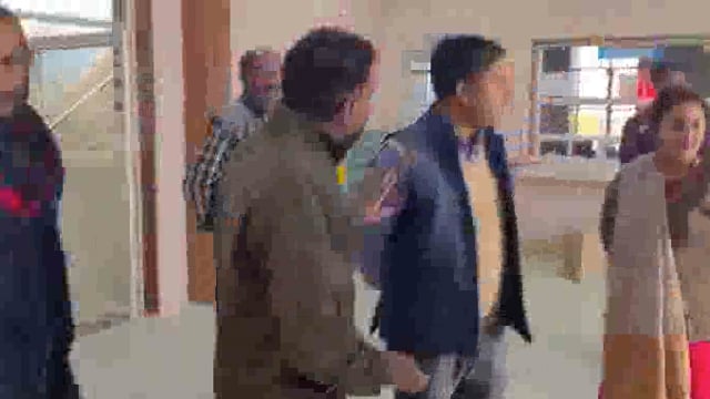 अंबेडकरनगर!
पहले बच्चे की बेरहमी से पिटाई फिर गुंडई 
एसडी मदर स्कूल प्रबंधन की गुंडई की वीडियो वायरल!
आलापुर तहसील के बगल स्थित एसडी मदर स्कूल में पढ़ने वाले एक छात्र को बेरहमी से पीटा गया जब इसकी शिकायत करने परिजन पहुंचे तो उनके साथ भी बदतमीजी की गई!