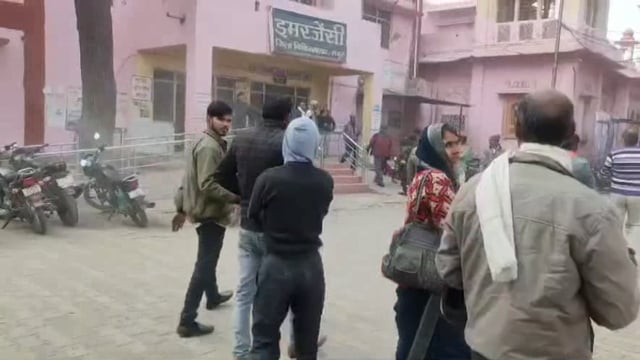 ट्रैक्टर से कुचलने पर वृद्ध व्यक्ति को अस्पताल में नहीं मिल रहा समुचित ईलाज, परिजनों ने जिला अस्पताल पर कांटा हंगामा