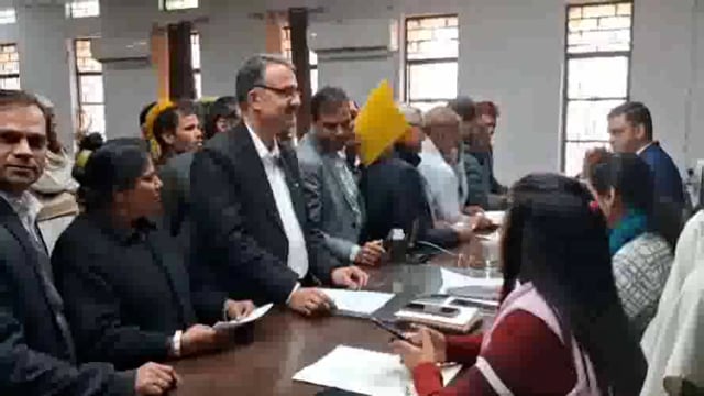 छाता रजिस्ट्री दफ्तर में नहीं की मूल डीड वापिस अधिवक्ताओं ने समाधान दिवस में की शिकायत