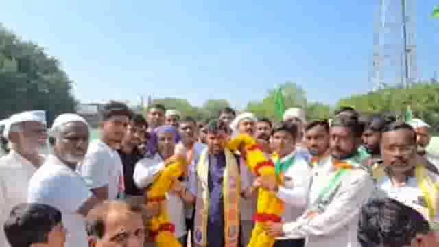 वाढवना येथे आमदार संजय बनसोडे यांनी  दर्ग्याला चढवली चादर