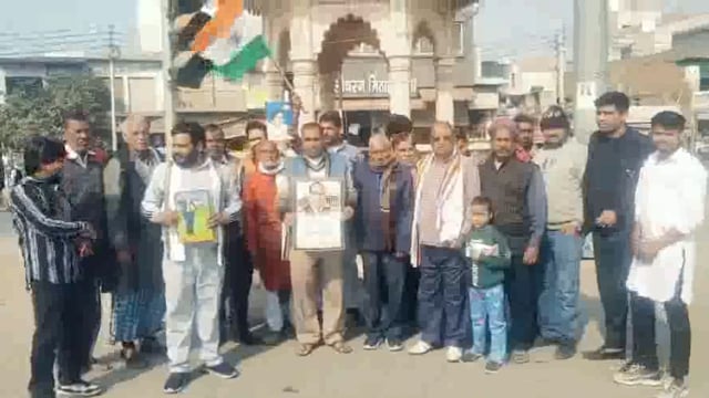 जमुना पार के लक्ष्मी नगर चौराहे पर भीमराव अंबेडकर बाबा साहब के अपमान को लेकर लोगों ने किया विरोध प्रदर्शन