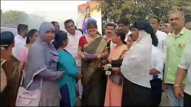 मानवी हक्काचे उल्लंघन करून, कर्ज वसुली. महिला आयोगाचे चाकणकर यांना निवेदन