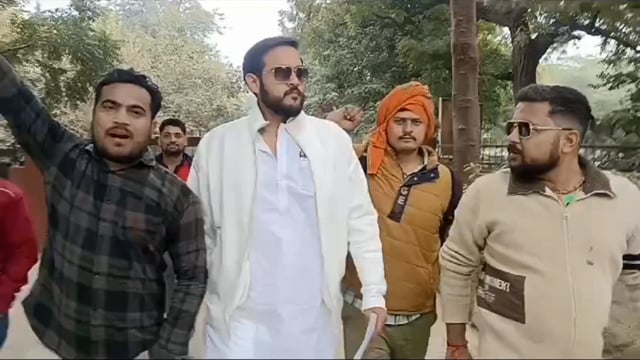 लड्डू गोपाल जी की सेंटा क्लॉज  की पोशाक बनाने को लेकर मामला गरमाया हिन्दुस्तानियों ने डीएम को दिया ज्ञापन 