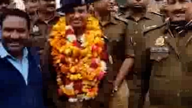पुलिस अधीक्षक हाथरस चिरंजीव नाथ सिन्हा जी की बाराबंकी से सिंघम अंदाज में विधाई, साथ काम करने वाले पुलिसकर्मियों और पत्रक