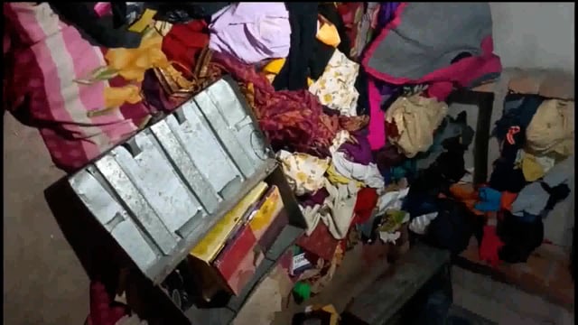 रात के करीब 1:00 बजे अज्ञात चोरों ने कमरे का ताला तोड़कर 25 हजार रुपए से ज्यादा की संपत्ति चोरी कर हुए फरार