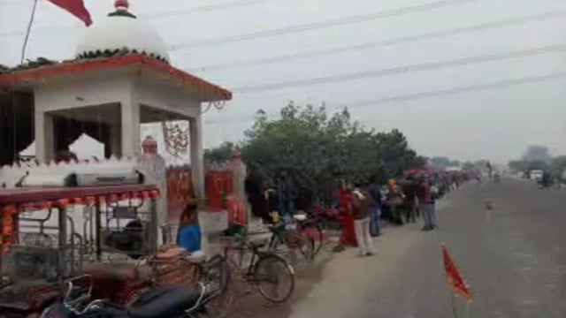 बिहार ब्लॉक के बारों ग्राम सभा में भैंसासुर धाम पर लगे मेले में मंगलवार को उमड़ी भीड़ लोगो की पूर्ण होती हैं मान्यताएं,