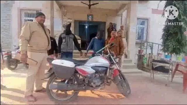 चोरी की बाइक के साथ दो चोर को पकड़कर ग्रामीणों ने किया पुलिस के हवाले।
