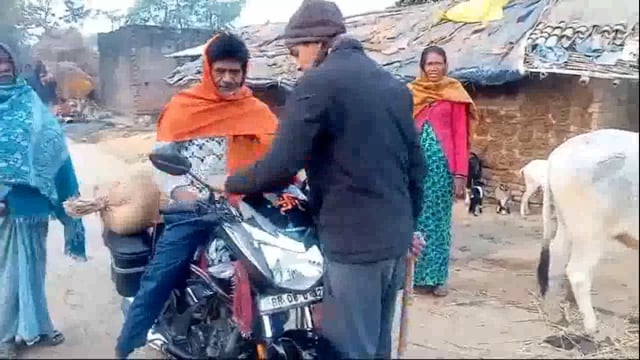 थाना के नाक के नीचे अवैध जावा महुआ बिक्री माफिया का विरोध करना एक युवक को पड़ा महंगा,जमकर हुई मारपीट का वीडियो हुआ वायरल