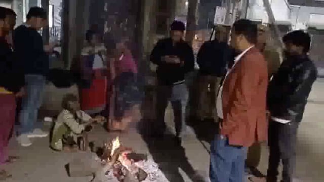 गोंडा जिले के नवाबगंज कस्बे में उपजिला अधिकारी विशाल कुमार ने जरूरतमंदों में वितरण किया कंबल।