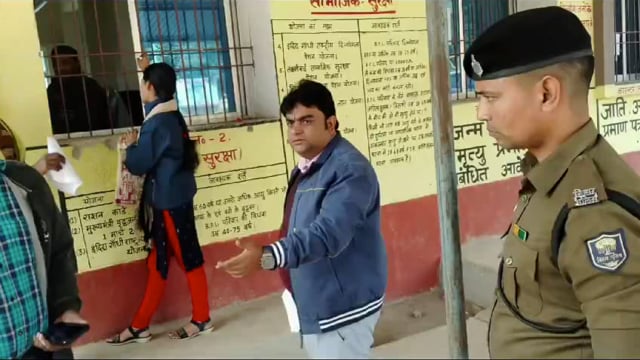 भीड़ देख एसडीएम पहुंचे अंचल सह प्रखंड कार्यालय; देखिए फिर क्या हुआ