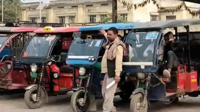 ई-रिक्शा संचालन प्रबंध समिति का डीएम एसएसपी ने पिता काटकर उद्घाटन किया