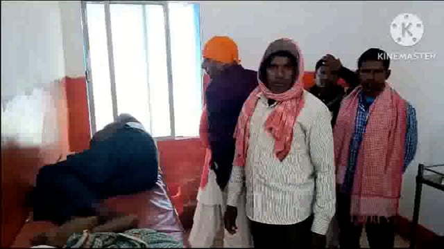 सड़क के किनारे खड़ी ऑटो में ई रिक्शा ने मारी टक्कर। पांच लोग जख्मी।