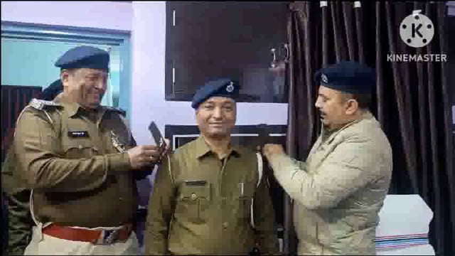 अमरपुर थाना के तीन हवलदार के अवर निरीक्षक में पदोन्नति पर थाना अध्यक्ष ने बैज लगाया।