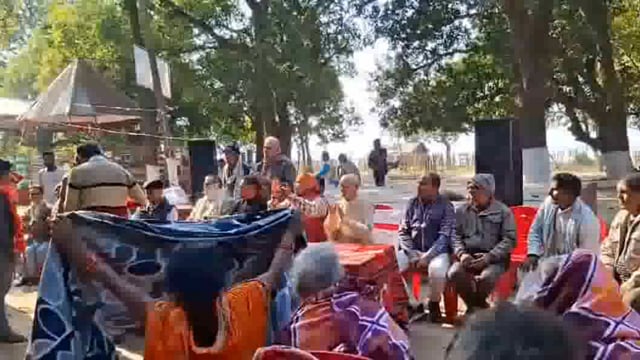 कपड़ा बैंक के माध्यम से ठंड से ठिठुरते महिला -पुरुषों के बीच लग भग एक सौ से अधिक कम्बल वितरण कर लिया गया आशीर्वाद