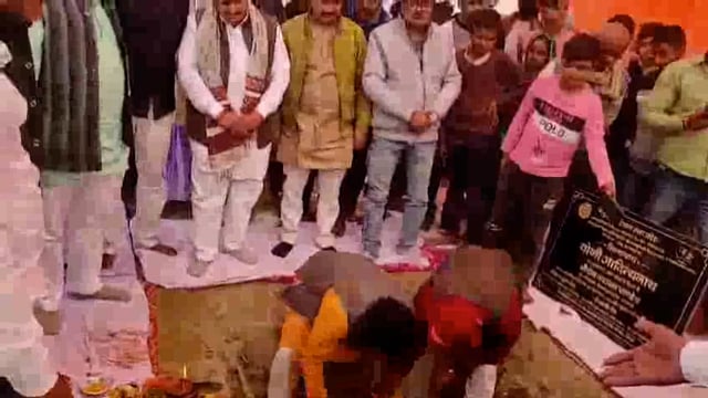 भारतरत्न अटल बिहारी बाजपेयी की जयंती पर वजीरगंज के पतंजलि जन्मभूमि का शुरू हुआ पुनरुद्धार, विधायक ने किया भूमिपूजन

वजीरगंज पूर्व प्रधानमंत्री भारतरत्न अटलबिहारी बाजपेयी की जयंती पर  कोंडर  स्थित पतंजलि जन्मभूमि के पुनरुद्धार का भूमिपूजन विधायक प्रेमनारायन पांडेय ने बुधवार दोपहर को किया।