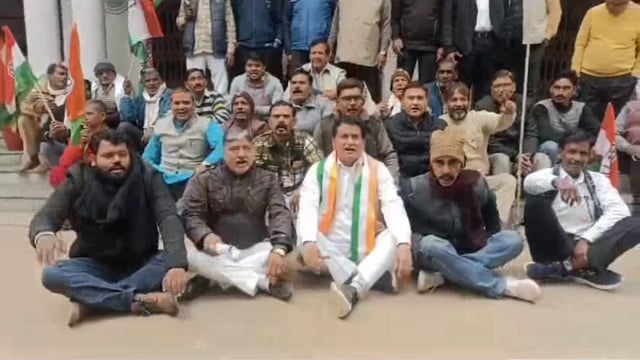 जिला कांग्रेस कमेटी ने कलेक्ट्रेट कार्यालय पहुंचकर उत्तर प्रदेश महामहिम राज्यपाल के नाम एक ज्ञापन सोपा 