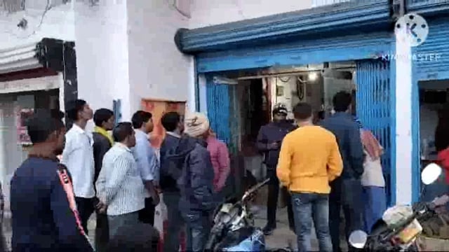चोर के निशान दही पर भागलपुर पुलिस ने ओम ट्रेडर्स से चोरी की एक बैटरी किया बरामद।