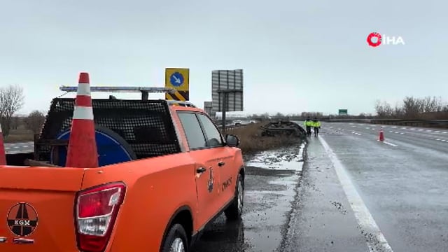 TEM’de bariyerlere ok gibi saplanan aracın motoru ve tavanı koptu