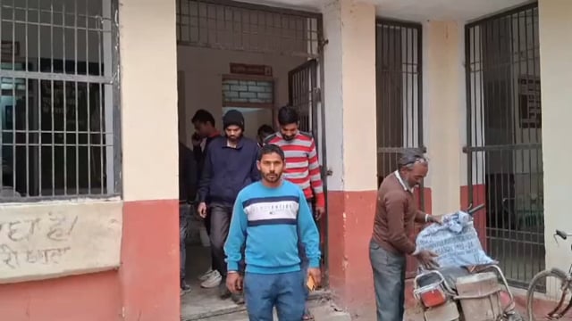 कंपनी के ठेकेदार द्वारा मजदूरी के पैसे ना देने पर उप जिला अधिकारी के यहां पहुंचे मजदूर की शिकायत