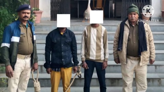 व्यवसाययों ने मोबाइल फोन दो चोर को रंगे हाथ पकड़ कर किया पुलिस के हवाले