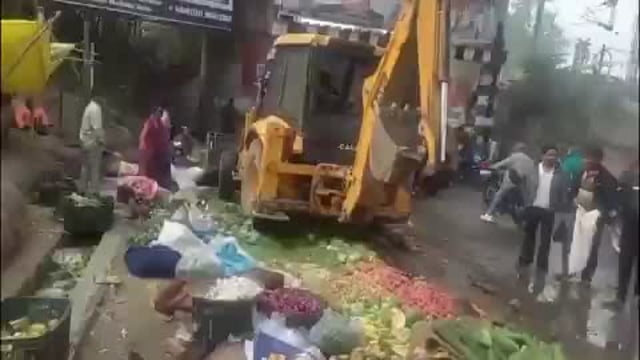 सब्जियों पर चला बुल्डोजर उत्तर प्रदेश के झांसी ज़िले का यह Video देखिए ग़रीब और किसानों की सब्ज़ियों पर JCV चला कर..