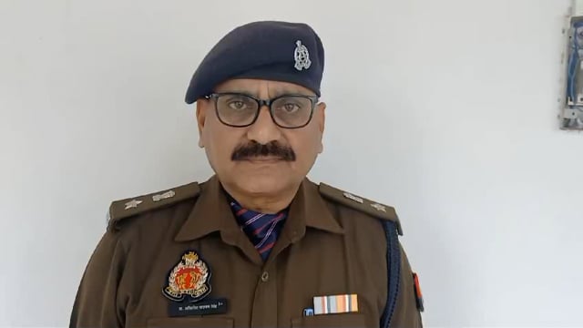 Reliance escort police Ne Char adhikon Ko girftar Kiya vah Bhari petrol Tanki per jakar ke diesel Bhara lete the Uske ba