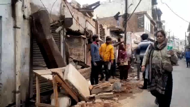 रातों-रात बुलडोजर चला कर तीन दुकानों को किया धराशाई किराएदारों ने कराई रिपोर्ट दर्ज