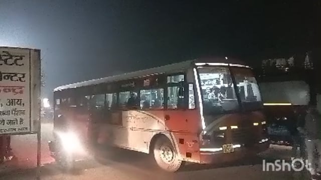 अज्ञात वाहन ने बिजली तार को मारी ठोकर सूचना देने पर नहीं पहुंचे बिजली कर्मी नहीं काटी बिजली घंटो तक लोग रहे हलकान