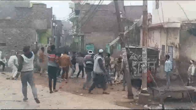 एक ही समुदाय के दो पक्षों में हुआ पथराव  एक दर्जन के लगभग हुए घायल