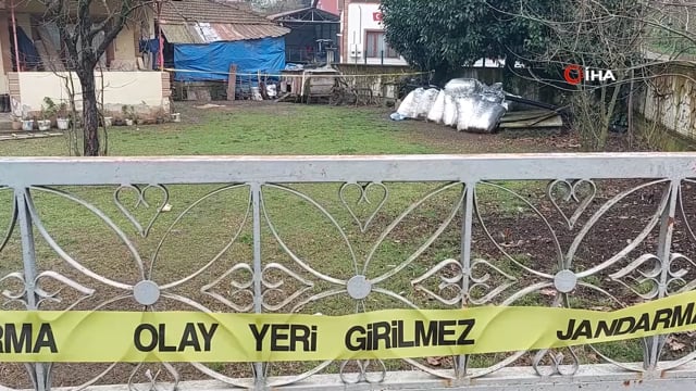 Horozlarının komşuya verildiğini duyunca dehşet saçtı