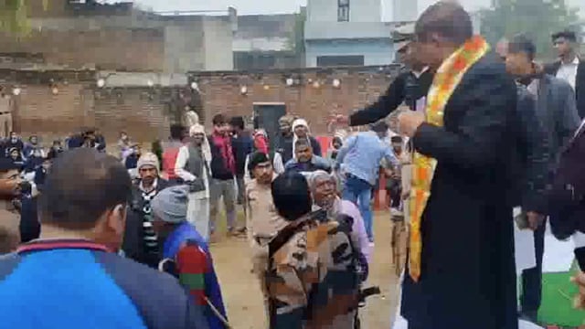 फरह के गांव ओल में जवाहर इंटर कॉलेज कार्यक्रम में पहुंचे विधायक को ग्रामीणों का झेलना पड़ा विरोध।