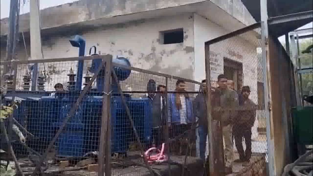 फरह क्षेत्र में ट्रांसफार्मर के सामान को चोरी कर ले गए अज्ञात चोर।
