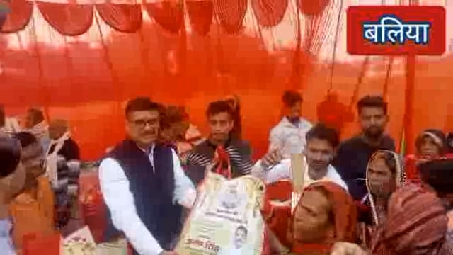 बलिया-सहतवार कस्बे में कड़ाके की ठंड में समाज सेवी अजय सिंह के हाथों कम्बल पाकर खिल उठे हजारों लोगों के चेहरे