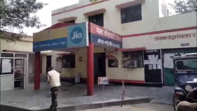 दिल्ली आगरा राष्ट्रीय राजमार्ग पर छाता के समीप ईटों से भरी ट्रैक्टर ट्राली में डीसीएम ने मारी टक्कर, 3 लोगों की मौत।