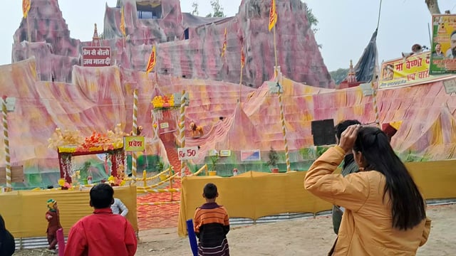 पूर्वांचल का ऐतिहासिक मेला बाबा गोविंद साहब की तपोस्थली पर मां वैष्णो देवी मंदिर की एक झांकी तैयार की गई है जिसने भक्तों को और आकर्षित कर रखा है।