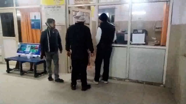 वृंदावन में आपसी रंजिश में चली गोली राहगीर को लगी पुलिस ने कराया हॉस्पिटल में भर्ती