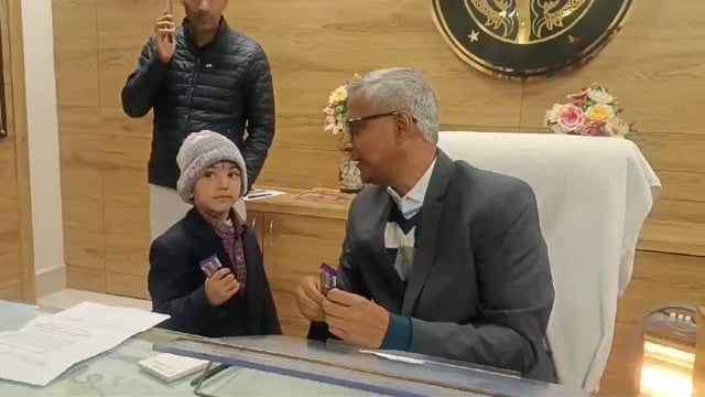 फरियादियों की लाइन में लगी 5 साल की बच्ची को देख डीएम चौक चॉकलेट देकर घर वापस भेजा