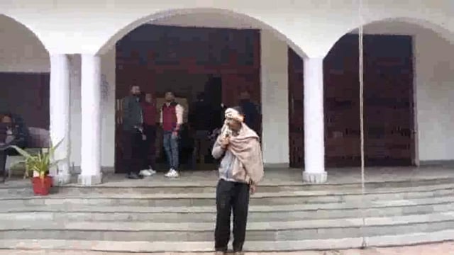 माट थाना क्षेत्र के नशीठी निवासी एक युवक डीएम कार्यालय पहुंचा और संपत्ति बंटवारे को लेकर गुहार लगाई 