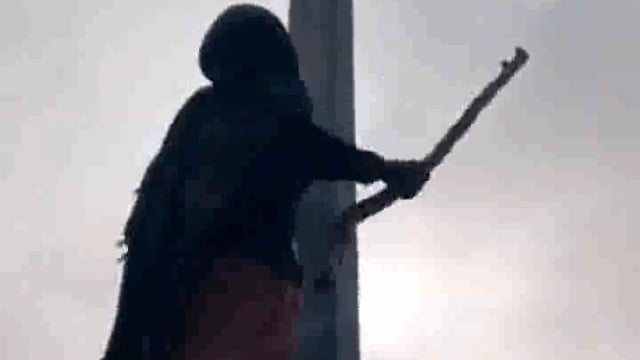 NM news Shahjahanpur ek line mein connection kaatne ke liye khambe per chadh Gaya usi ke piche ek ladiss bhi chadh gai l