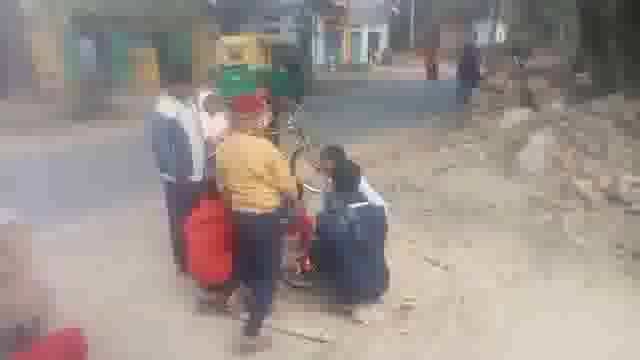 एक जनबरी को लेकर आज बजार मे चिकेन दुकान पर चिकेन खरदारों को भीड़ देखने को