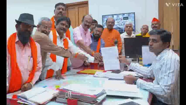 विशाळगड या ठिकाणी जे अतिक्रमणे झाली आहेत ती प्रशासनाने त्वरित काढावी या मागणीसाठी आज हिंदूत्ववादी संघटनेच्या वतीने जिल्हाधिकारी अमोल येडगे यांना निवेदन देण्यात आले.