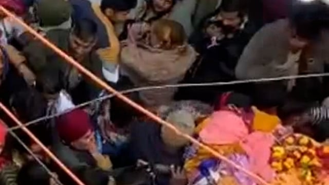 नववर्ष पर वृंदावन में उमड़ी भारी भीड़: भीड़ के बीच महिला की शवयात्रा फसने का वीडियो हुआ वायरल