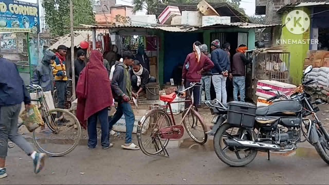 नए वर्ष के जश्न में डूबे रहे लोग खरीदारी को लेकर ग्राहकों की लगी रही भीड़